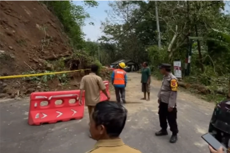 Tangkap layar video yang menampilkan kondisi terbaru jalan Provinsi Dekso-Samigaluh di Kulon Progo usai terjadi tebing longsor