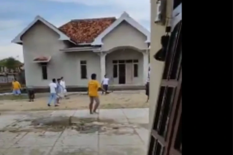 Tangkap layar video yang menampilkan momen penyerangan menggunakan senjata tajam kepada saksi salah satu paslon Pilkada Sampang