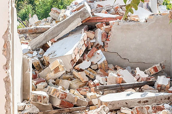 Heboh dua rumah di Pasuruan ini ditemukan ambruk seketika hingga menimpa seorang balita