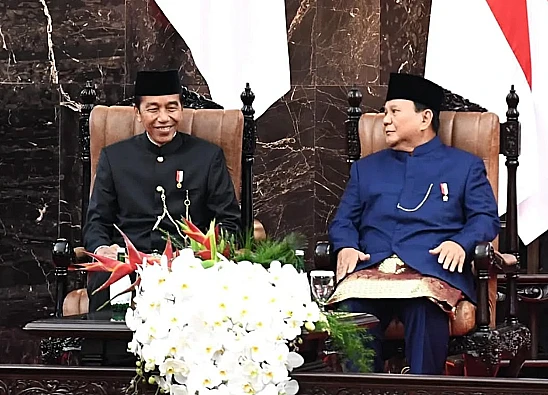 Foto Joko Widodo atau Jokowi ketika berada di samping Presiden RI, Prabowo Subianto