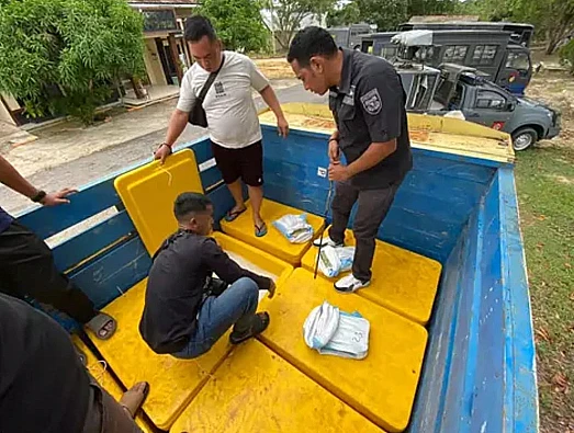 Polisi berhasil ungkap penyelundupan timah ilegal seberat 9 ton, dua tersangka ditangkap di Bangka Belitung.