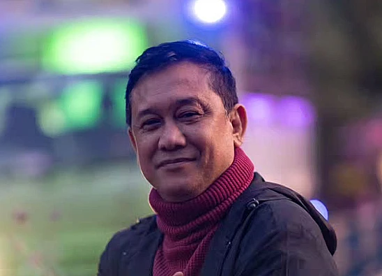 Foto pegiat media social, Denny Siregar yang menyoroti pencabutan pagar bambu di laut Tangerang