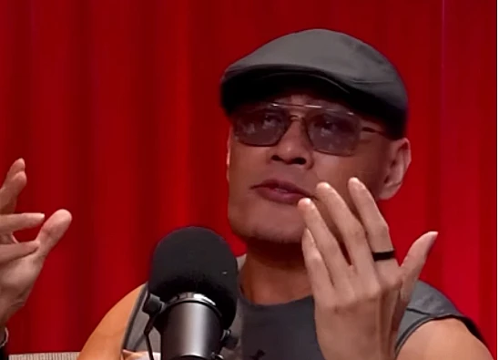 Tangkap layar video yang menampilkan podcaster, Deddy Corbuzier