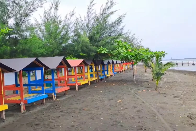 Ket Foto: Keindahan Pantai Tirang