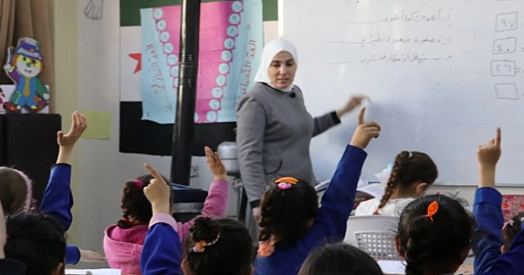 Ket. Foto: Penjajah Israel Menghancurkan Sebuah Rumah di Daerah Al-Arayesh