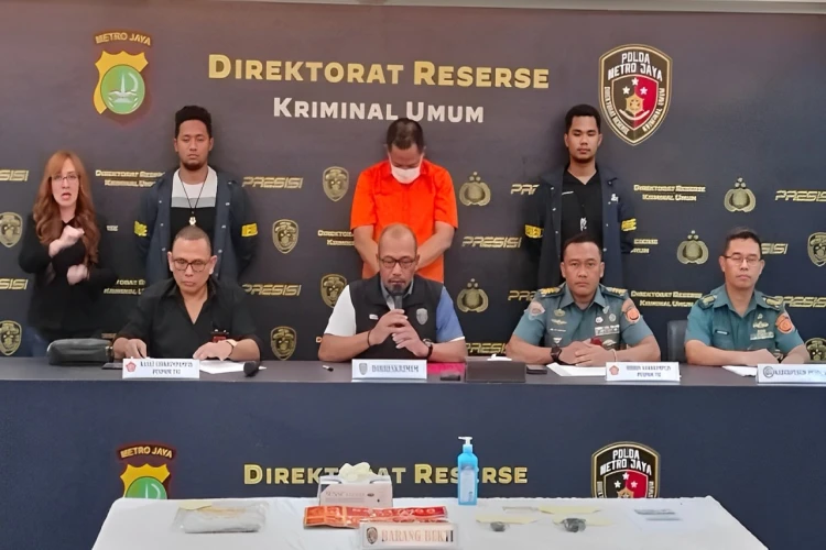 Pengemudi arogan yang gunakan mobil berpelat dinas TNI resmi ditahan.
