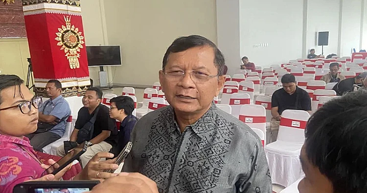 Potret Bupati Buleleng I Nyoman Sutjidra ketika memberikan penjelasan di hadapan awak media