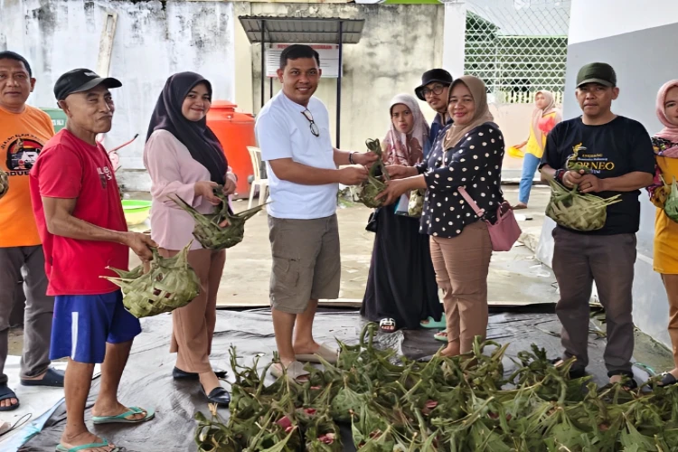 Ket. Foto: Dinas Lingkungan Hidup Palu Menyatakan pada Tahun Ini, Panitia Kurban Menyiapkan Tempat yang Terbuat dari Anyaman Daun Kelapa