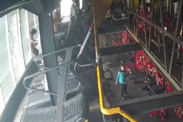 Seorang wanita di Pontianak tewas setelah jatuh dari lantai 3 tempat fitness setelah terpental dari treadmill viral.