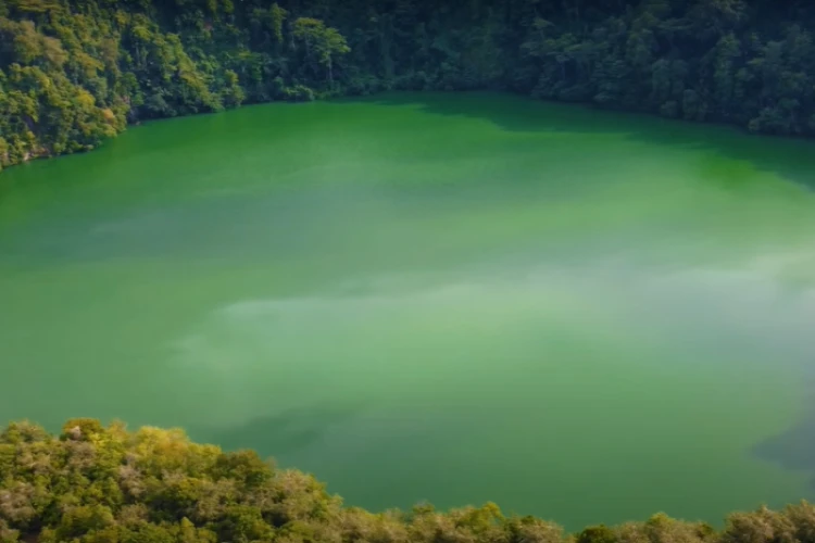 Ket Foto: Danau Tolire di Ternate