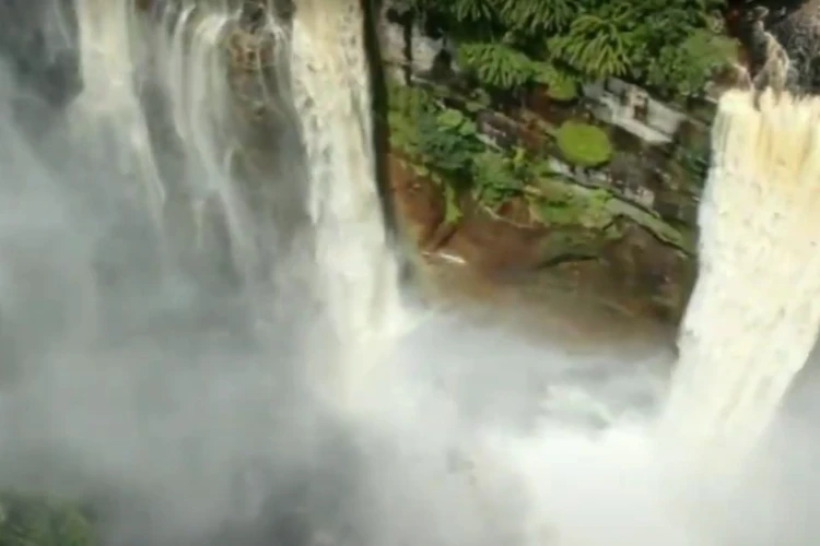 Ket Foto: Air Terjun Nokan Nayan
