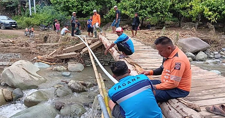 Tagana Parigi Moutong Salurkan Bantuan untuk Korban Banjir di Palasa, Lima Rumah KAT Dihanyutkan Arus Deras