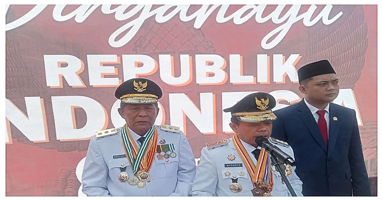 Gubernur Jambi Al Haris (tengah) berpose bersama Wakil Gubernur Abdullah Sani serta Ketua DPRD Provinsi Jambi, M. Hafiz
