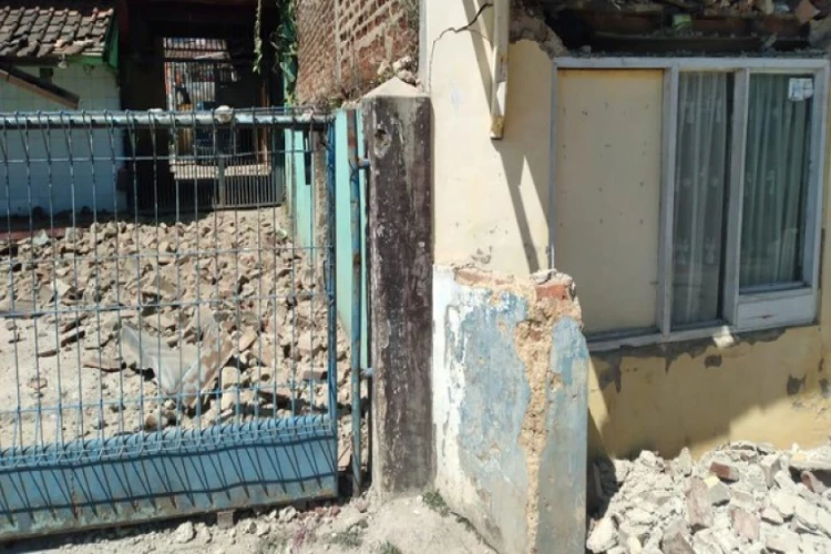 Pemerintah Garut tetapkan status darurat pasca gempa 5,0, fokus pada penanganan kerusakan dan distribusi bantuan.