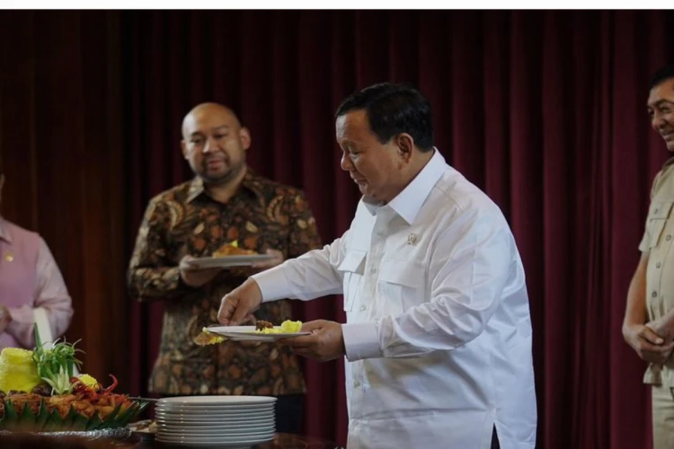 Foto Presiden terpilih, Prabowo Subianto ketika mengambil nasi tumpeng di meja makan