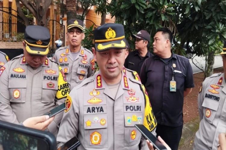 Kapolres Metro Depok, Kombes Pol Arya Perdana mengungkap pihaknya memeriksa tiga saksi terkait penemuan jasad ibu dan bayi di Depok.