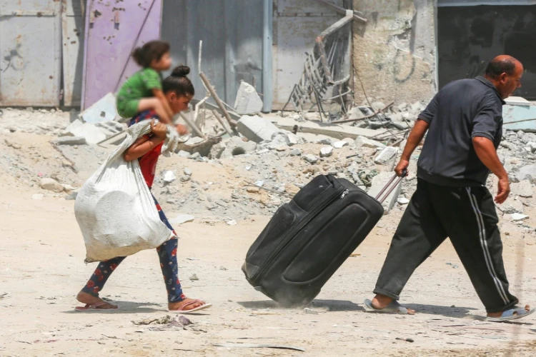 Ket. Foto: Warga Jalur Gaza Menjual Pakaian dari Reruntuhan