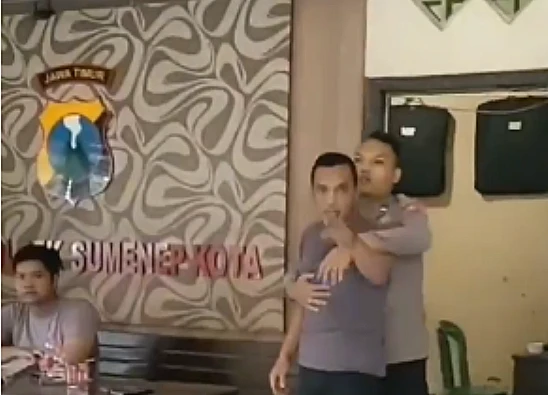 Tangkap layar video yang memperlihatkan momen polisi di Sumenep Madura yang menantang carok seorang warga