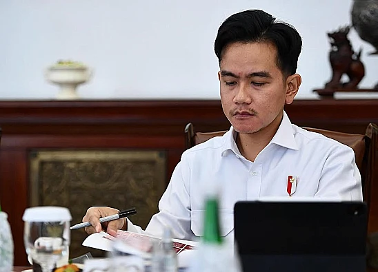 Potret Wakil Presiden Indonesia, Gibran Rakabuming Raka saat menghadiri suatu rapat