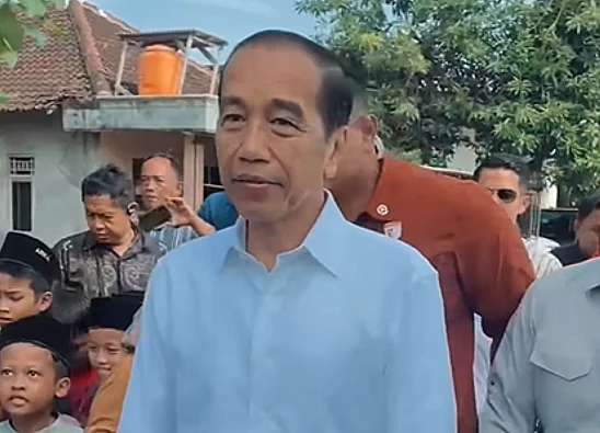 Tangkap layar video yang menampilkan mantan Presiden Indonesia, Jokowi Ketika melakukan kunjungan