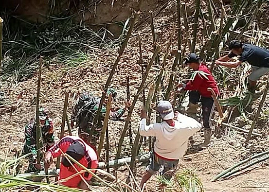Ket. Foto: Personil Babinsa TNI dan Warga Menanam Bambu di Mamasa