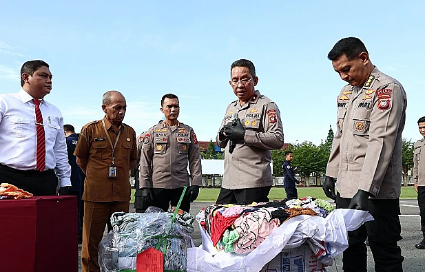 Polisi gagalkan penyelundupan pakaian bekas dari Malaysia ke Kalbar, ungkap kerugian negara capai Rp730 miliar.