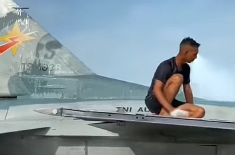 Tangkap layar video yang memperlihatkan proses pencucian pesawat tempur secara manual