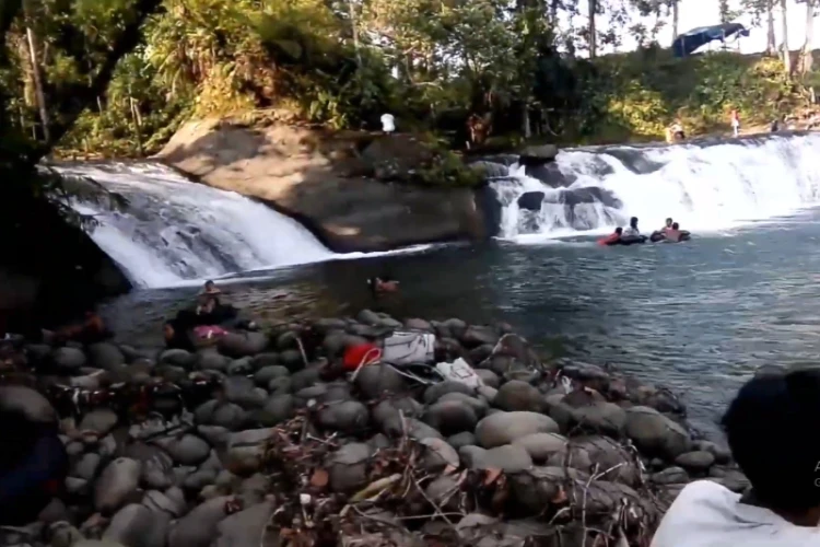 Ket Foto: Destinasi Wisata Alam Air Terjun Sampuran Botung