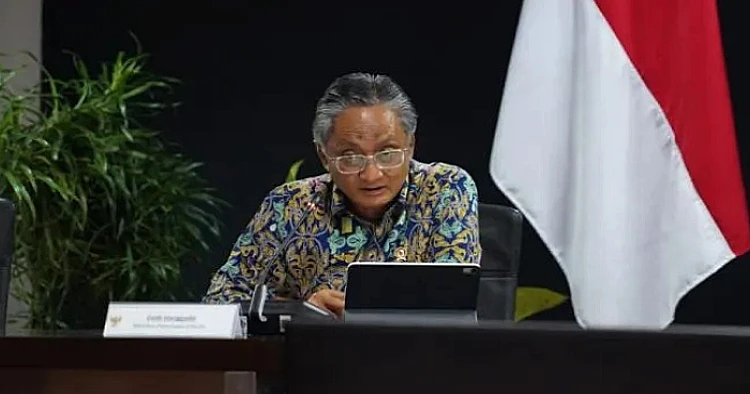 Potret Menteri Pekerjaan Umum (PU) Dody Hanggodo ketika menghadiri suatu rapat