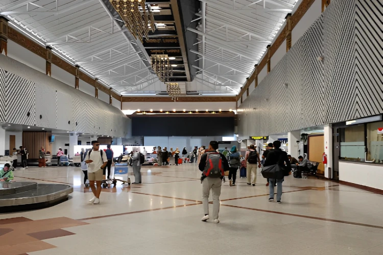 Ket. Foto: Jumlah Penumpang di Bandara Internasional Juanda Selama Periode Angkutan Lebaran Mencapai 700 Ribu Orang