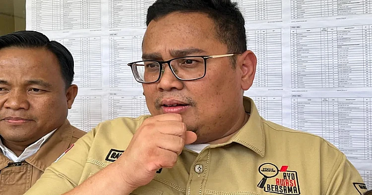 Potret Ketua Bawaslu RI Rahmat Bagja ketika menyampaikan penjelasan di hadapan awak media