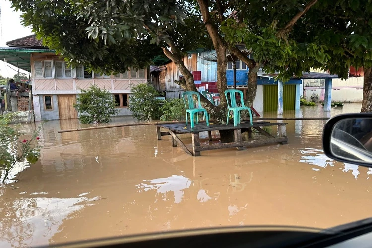 Banjir bandang melanda di Desa Algadang, Kecamatan Aru Tengah, Kabupaten Kepulauan Aru, Maluku.