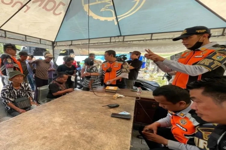 Juru parkir liar yang dirazia petugas Dishub DKI Jakarta ini mengaku punya organisasi sendiri yang melindunginya, mulai dari kepolisian hingga angkatan udara.