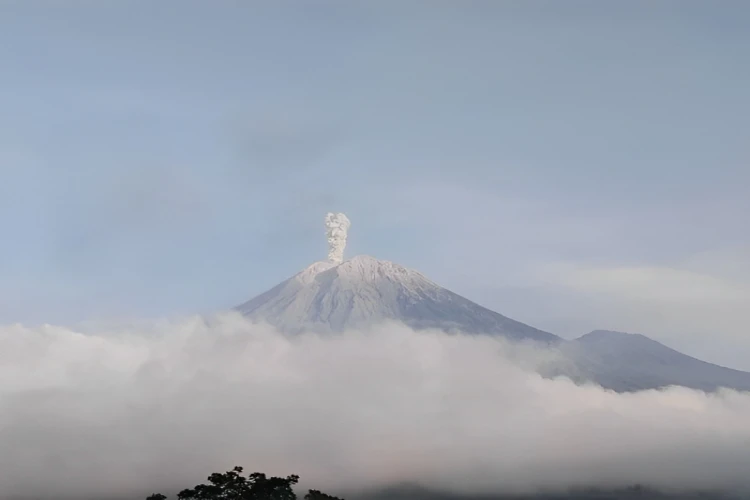 Ket. Foto: Gunung Semeru Kembali Erupsi Hari Ini