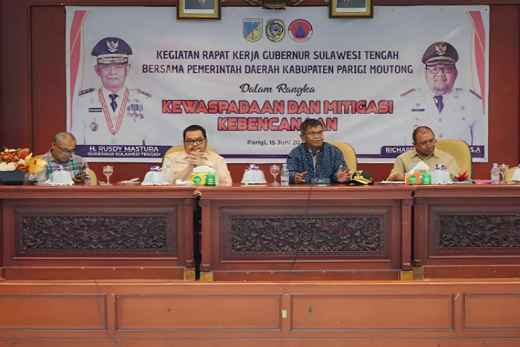 Ket. Foto: Gubernur Sulawesi Tengah Memberikan Edukasi Tentang Mitigasi Kebencanaan dan Kewaspadaan dalam Kunjungan Kerjanya ke Parigi Moutong