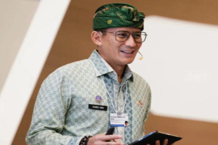 Menparekraf Sandiaga Uno buka suara terkait jatuhnya helikopter tur wisata di Pantai Suluban, Bali.