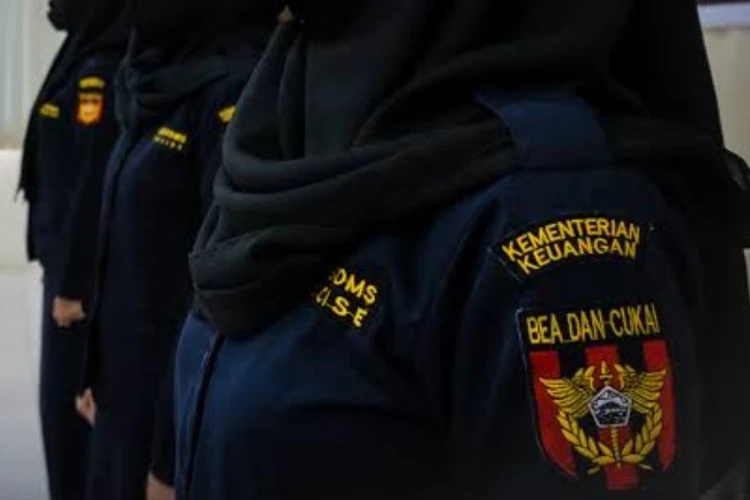 Keluhan content creator terkait pesanannya yang ditahan Bea Cukai viral dan ditanggapi pengguna lainnya.