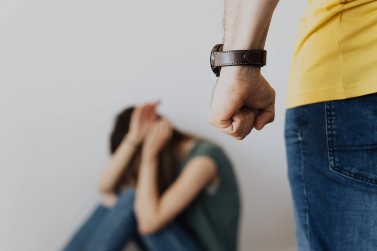 Seorang istri di Tangerang jadi korban KDRT suaminya dengan kejam hingga mengalami luka cukup parah.