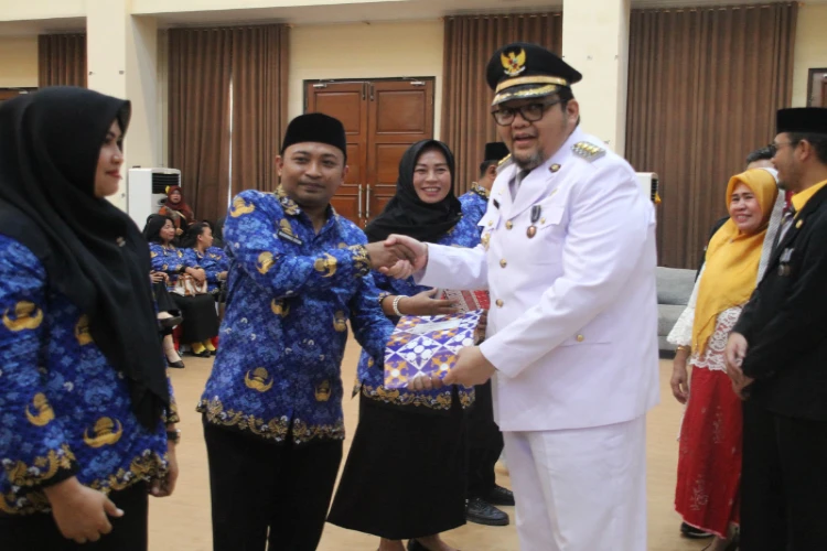 Ket. Foto: Pj Bupati Parigi Moutong, Richard Arnaldo, Secara Simbolis Menyerahkan SK Pengangkatan PPPK kepada 384 Pegawai Baru