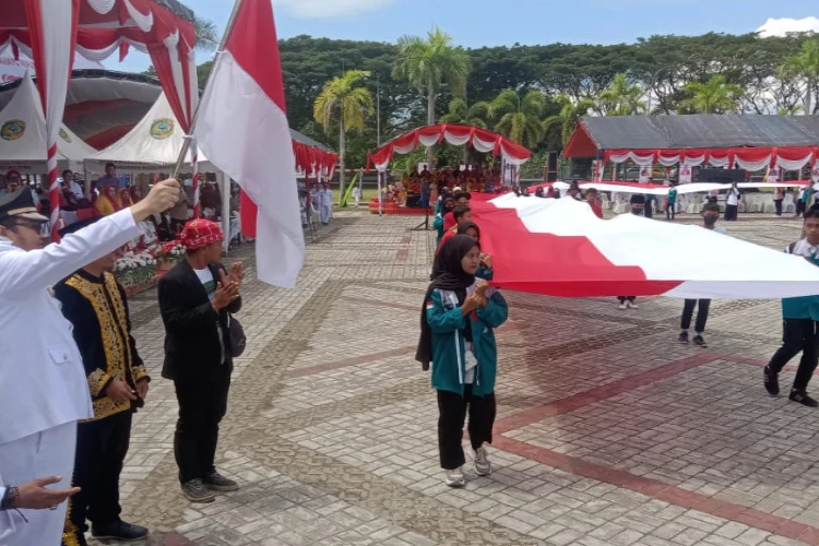 Ket. Foto: Ribuan Pemuda dari Berbagai Organisasi Kepemudaan Berkumpul untuk Mengarak Bendera Merah Putih Raksasa Sepanjang 45 Meter dengan Dukungan Pemerintah Kecamatan Parigi Utara, Parigi Moutong