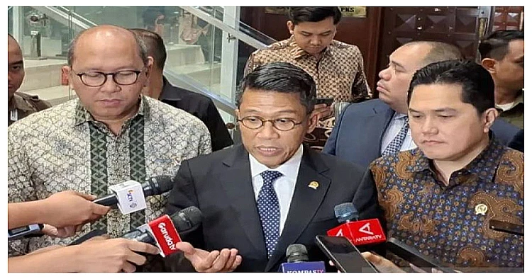 CEO Danantara Indonesia, Rosan Roeslani (depan kiri), bersama Ketua Komisi XI DPR RI Mukhamad Misbakhun dan Menteri BUMN Erick Thohir.