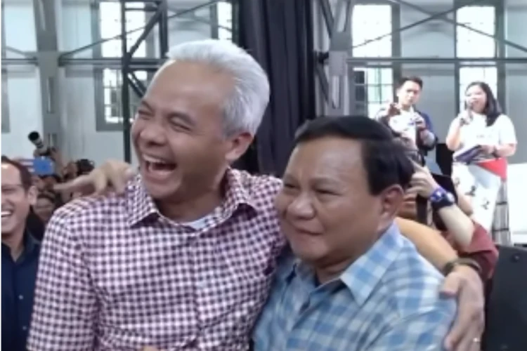 Tangkap layar video Ganjar Pranowo ketika bertemu dengan Presiden baru Indonesia, Prabowo Subianto