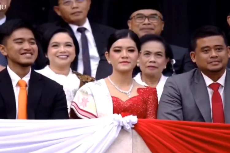 Tangkap layar ketika Kaesang dan Kahiyang mendapat sorotan kamera ketika acara pelantikan Presiden Prabowo