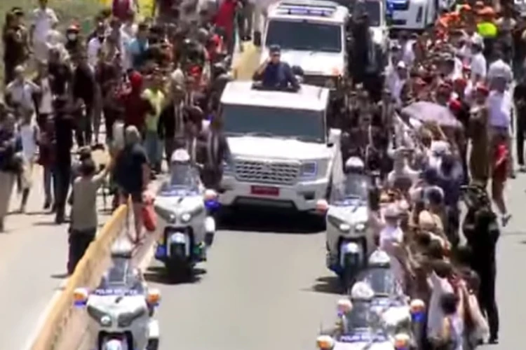 Mobil Maung Garuda Indonesia 1 yang ditunggangi Prabowo saat pelantikan jadi sorotan publik karena ketangguhannya.