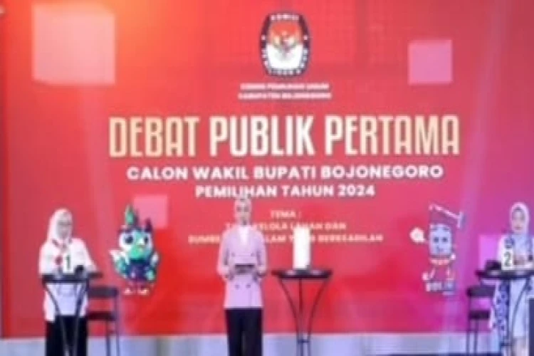 Kontroversi debat publik calon wakil bupati Bojonegoro terjadi ketika Teguh Haryono naik podium dan menimbulkan protes.