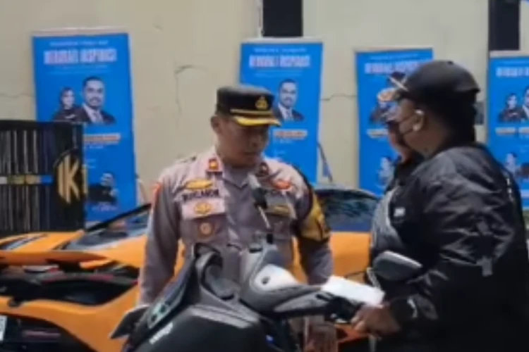 Tangkap layar video yang memperlihatkan seorang pria menantang polisi di Kediri Jatim