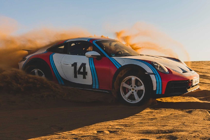 <p>Porsche 911 Dakkar meluncur garang di padang pasir (Foto/Motor1) </p>
