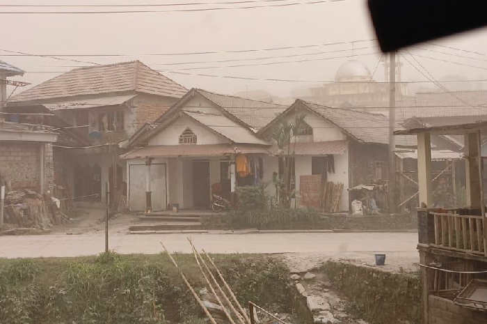 <p>Ket. Hujan Abu di Windu Sajan, Yogyakarta (Foto/Twitter/Merapi Uncover) </p>
