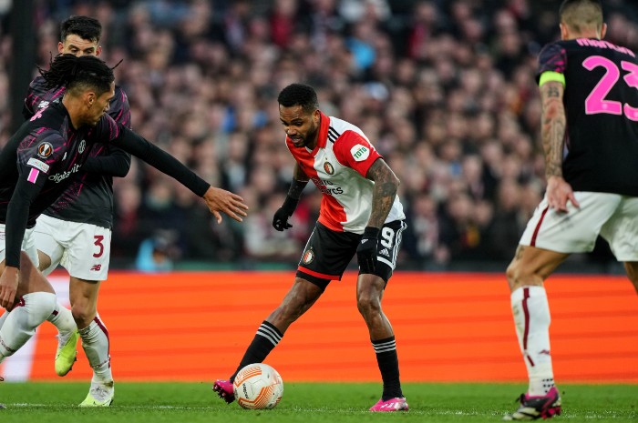 <p>Ket Foto: Foto pemain Feyenoord duel di lapangan dengan para pemain As Roma (Foto/Twitter/Feyenoord Rotterdam)</p>
