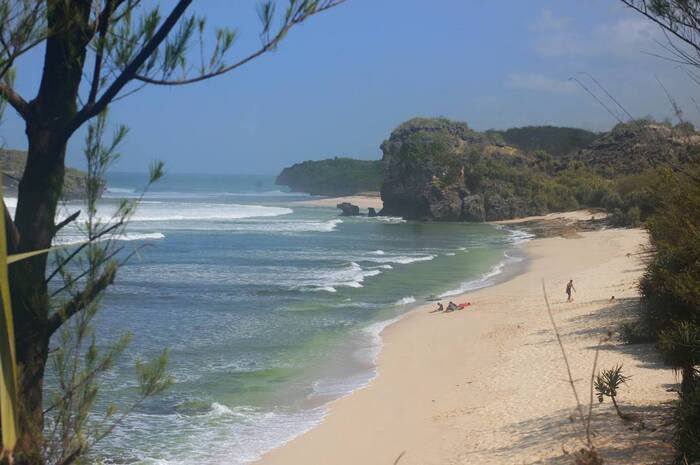 <p>Ket Foto: Pesona Pantai Langitan Jawa Timur (Foto/Instagram/@agungkluntunk)</p>
